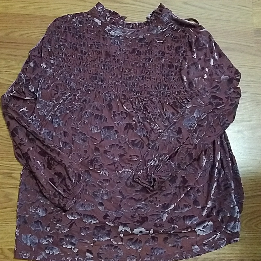 Perfect condition top with velvet design